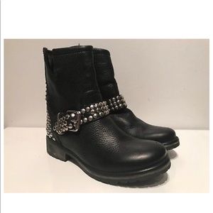 Steve Madden size 8 black leather moto boots.